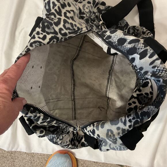 22" Women's Leopard Victoria’s Secrets Pink Duffel Bag - Black - Picture 3 of 4